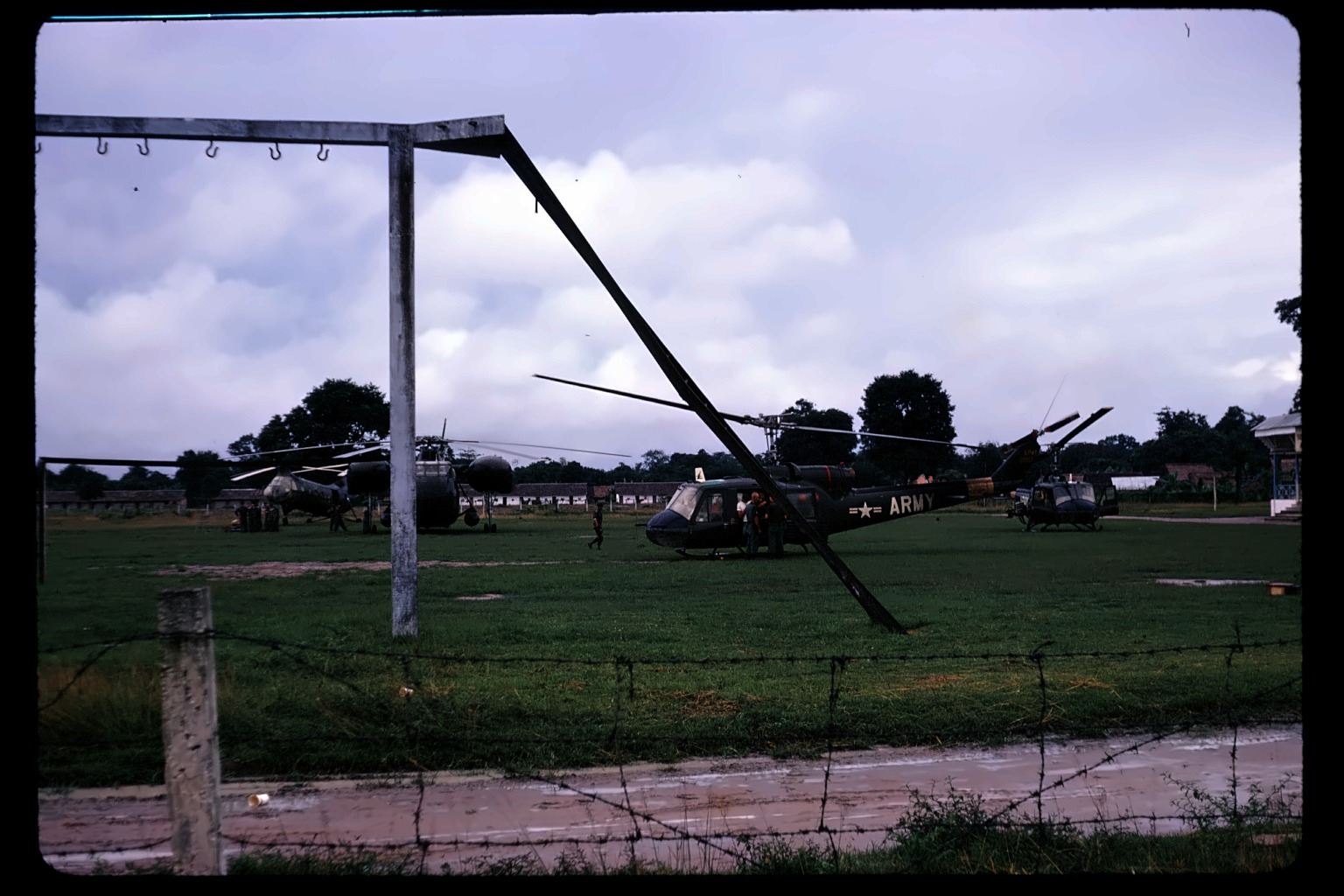 Hanging apparatus and Hueys